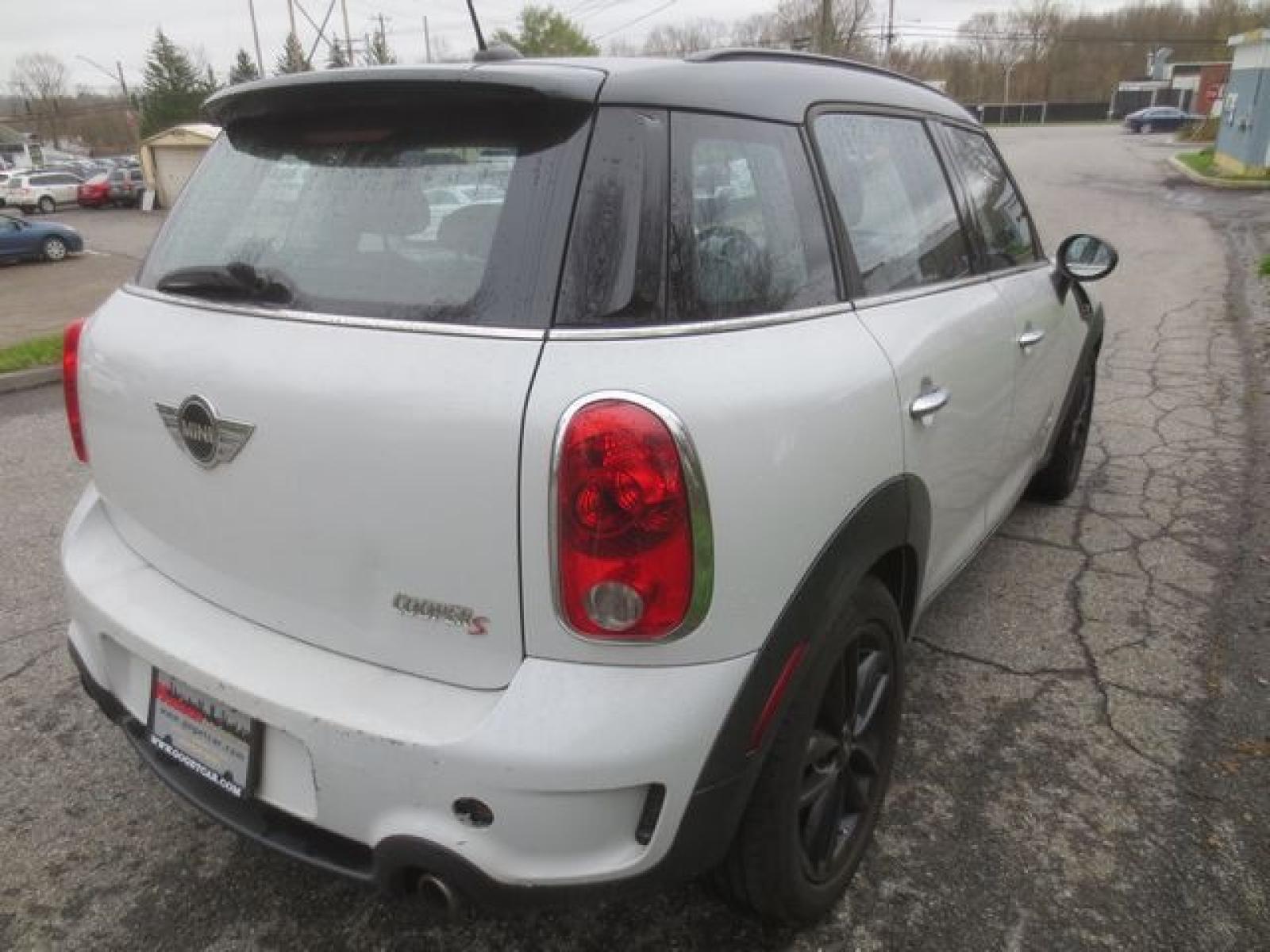 2013 White /Black Mini Countryman S (WMWZC5C52DW) with an 1.6L 4cyl Turbo engine, Automatic transmission, located at 270 US Route 6, Mahopac, NY, 10541, (845) 621-0895, 41.349022, -73.755280 - Photo #1